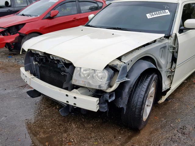 2C3KA53G27H858995 - 2007 CHRYSLER 300 TOURIN WHITE photo 9