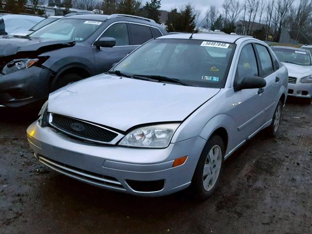 1FAFP34N46W229791 - 2006 FORD FOCUS ZX4 SILVER photo 2