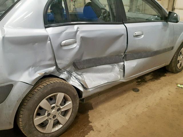 KNADE123666061064 - 2006 KIA RIO SILVER photo 9