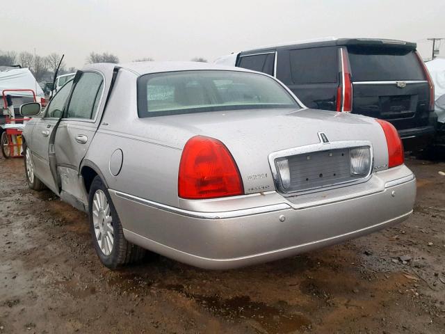 1LNHM83W04Y643814 - 2004 LINCOLN TOWN CAR U SILVER photo 3