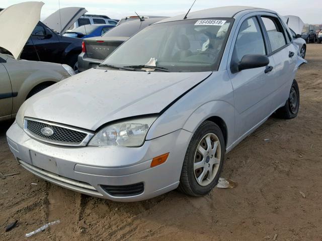 1FAHP34N25W192490 - 2005 FORD FOCUS ZX4 GRAY photo 2