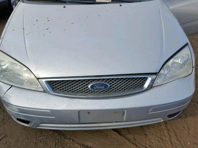 1FAHP34N25W192490 - 2005 FORD FOCUS ZX4 GRAY photo 7