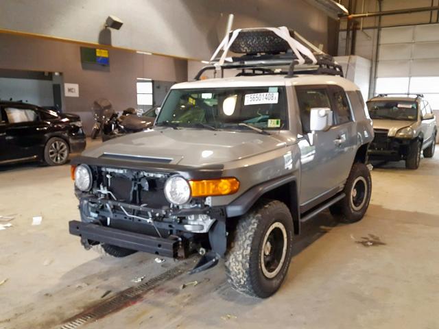 JTEBU4BF8CK138623 - 2012 TOYOTA FJ CRUISER SILVER photo 2