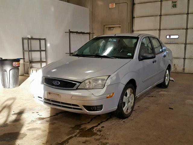 1FAHP34N77W118307 - 2007 FORD FOCUS ZX4 SILVER photo 2