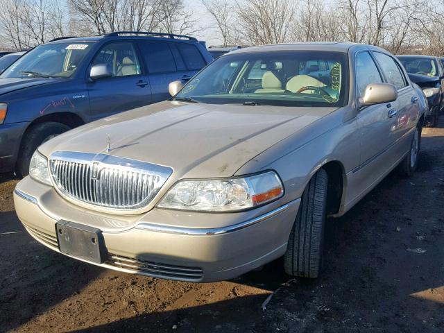 2LNHM82V49X601100 - 2009 LINCOLN TOWN CAR S GOLD photo 2