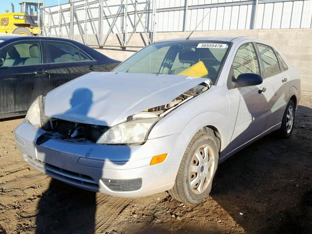 1FAFP34NX5W179199 - 2005 FORD FOCUS ZX4 SILVER photo 2