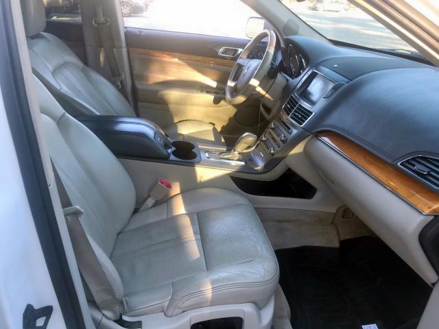 2LMHJ5AT0ABJ15509 - 2010 LINCOLN MKT WHITE photo 6