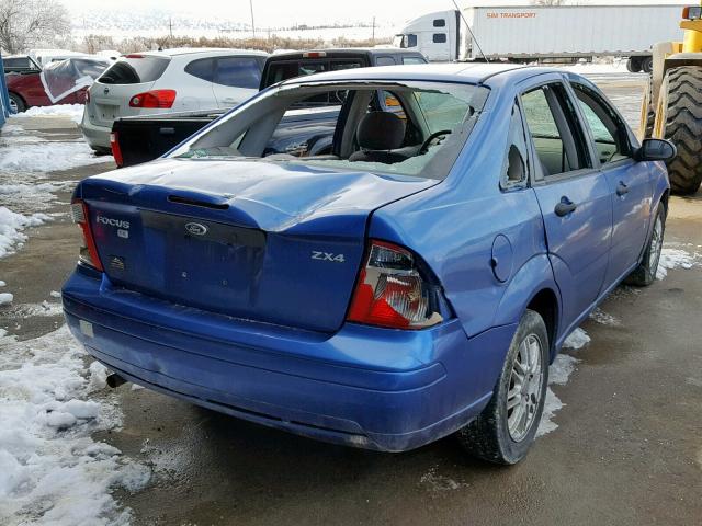 1FAFP34N75W155670 - 2005 FORD FOCUS ZX4 BLUE photo 4