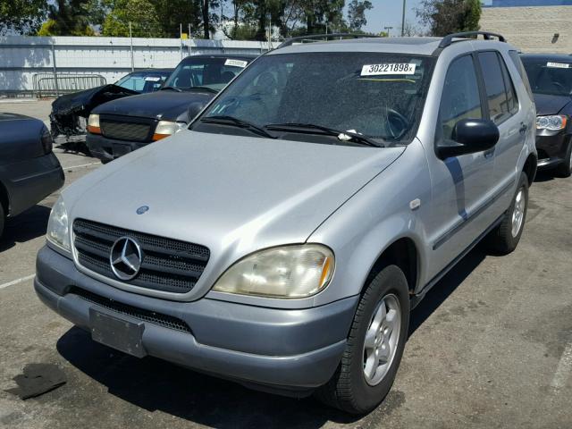 4JGAB54E8WA027964 - 1998 MERCEDES-BENZ ML 320 SILVER photo 2