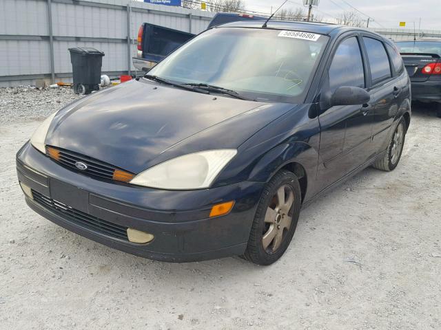 3FAFP37342R116978 - 2002 FORD FOCUS ZX5 BLACK photo 2