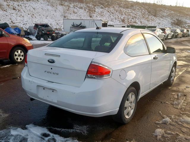 1FAHP32N88W294318 - 2008 FORD FOCUS S/SE WHITE photo 4