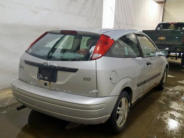 3FAFP31Z34R105065 - 2004 FORD FOCUS ZX3 SILVER photo 4