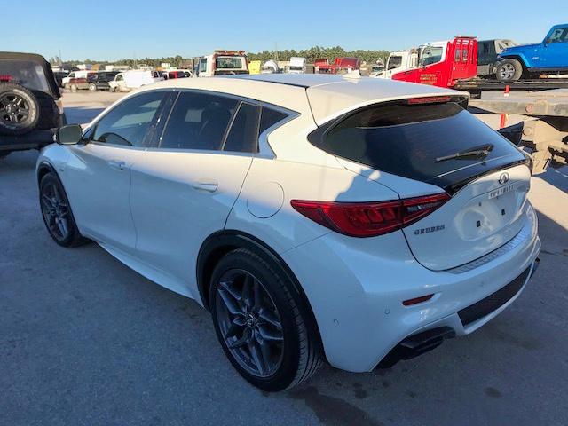 SJKCH5CP7JA042461 - 2018 INFINITI QX30 BASE WHITE photo 3