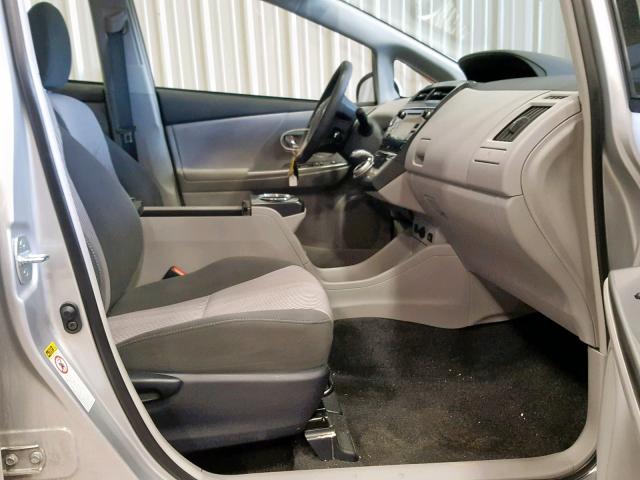 JTDZN3EU3HJ072323 - 2017 TOYOTA PRIUS V SILVER photo 5