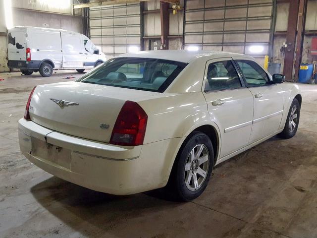 2C3KA53G36H432425 - 2006 CHRYSLER 300 TOURIN WHITE photo 4