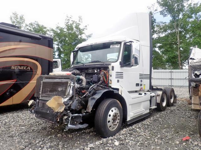 4V4NC9EH5EN169705 - 2014 VOLVO VN VNL WHITE photo 2