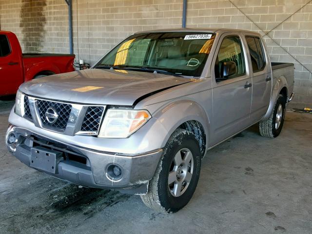 1N6AD07U66C453755 - 2006 NISSAN FRONTIER C SILVER photo 2