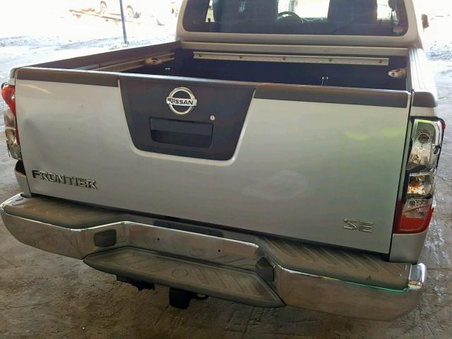 1N6AD07U66C453755 - 2006 NISSAN FRONTIER C SILVER photo 9