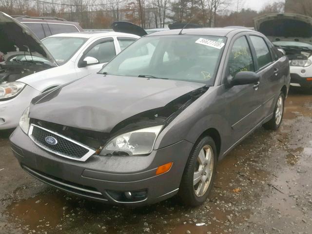 1FAHP34N16W120150 - 2006 FORD FOCUS ZX4 GRAY photo 2