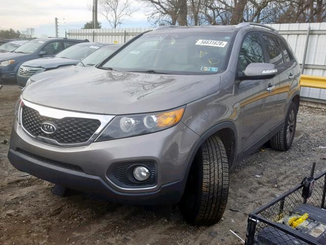 5XYKT4A22BG101948 - 2011 KIA SORENTO BA GRAY photo 2