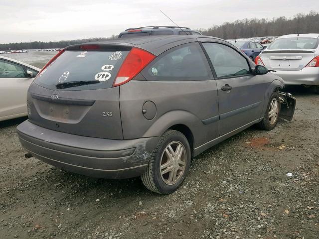 3FAFP31354R117424 - 2004 FORD FOCUS ZX3 GRAY photo 4
