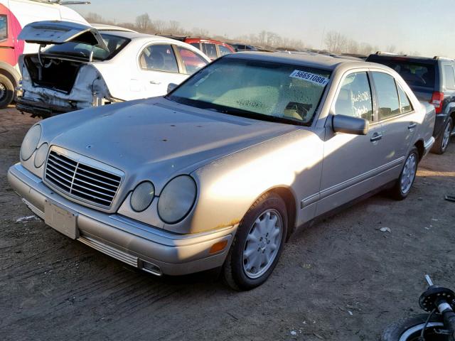 WDBJF65F4WA666508 - 1998 MERCEDES-BENZ E 320 GOLD photo 2