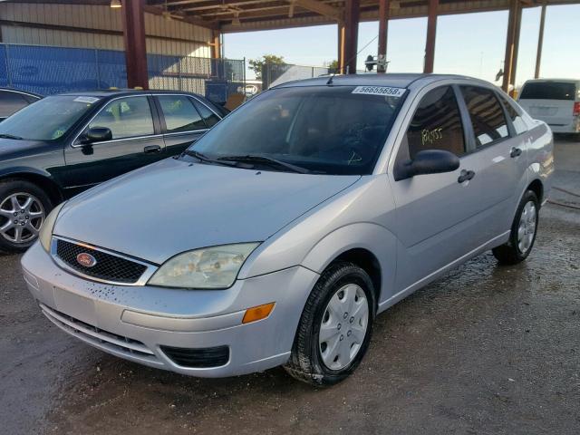 1FAHP34N76W197458 - 2006 FORD FOCUS ZX4 SILVER photo 2