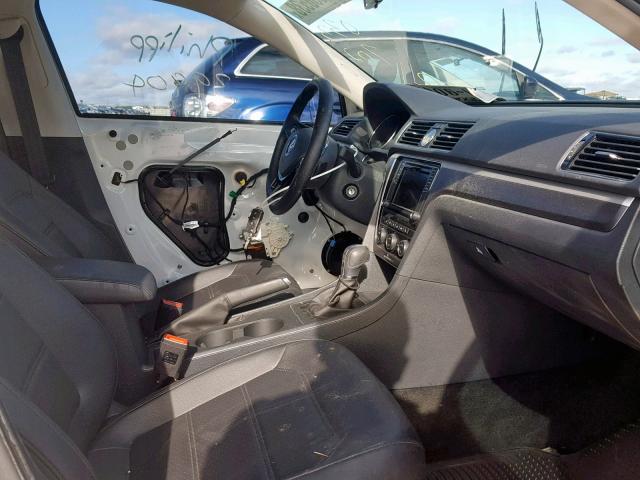 1VWDT7A36HC033702 - 2017 VOLKSWAGEN PASSAT R-L WHITE photo 5