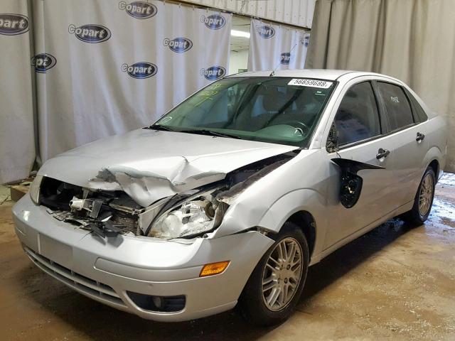 1FAFP34N65W293975 - 2005 FORD FOCUS ZX4 SILVER photo 2