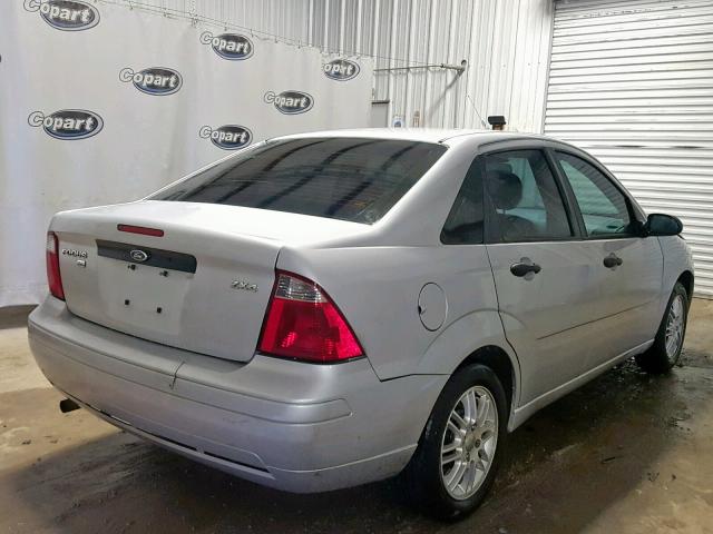 1FAFP34N65W293975 - 2005 FORD FOCUS ZX4 SILVER photo 4