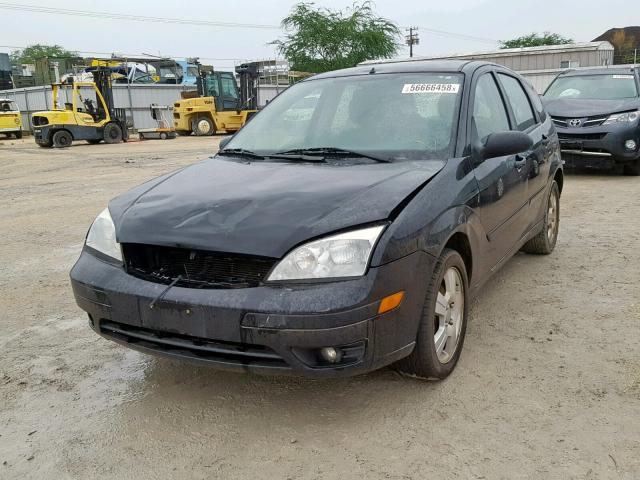 1FAFP37N36W161494 - 2006 FORD FOCUS ZX5 BLACK photo 2