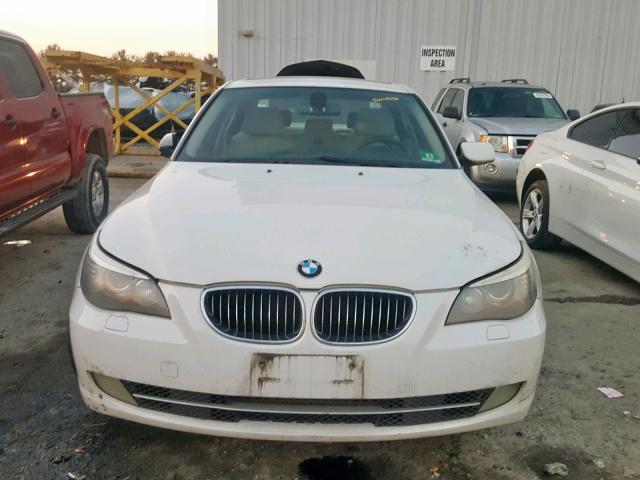 WBANV13579C153844 - 2009 BMW 528 XI WHITE photo 9