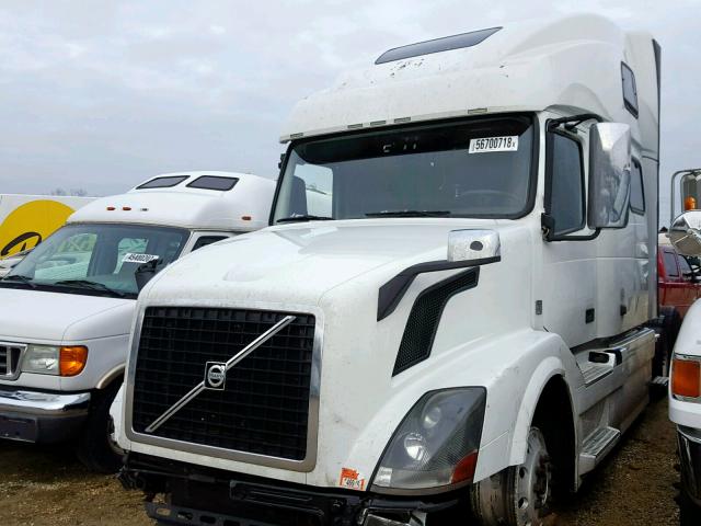 4V4NC9EH6FN908520 - 2015 VOLVO VN VNL WHITE photo 2