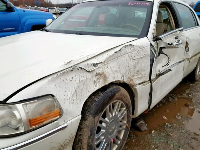 1LNHM83W24Y615786 - 2004 LINCOLN TOWN CAR U WHITE photo 9