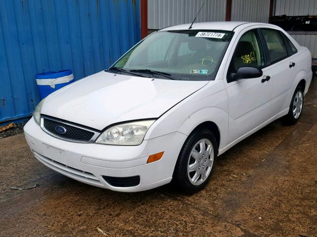 1FAFP34N35W282318 - 2005 FORD FOCUS ZX4 WHITE photo 2