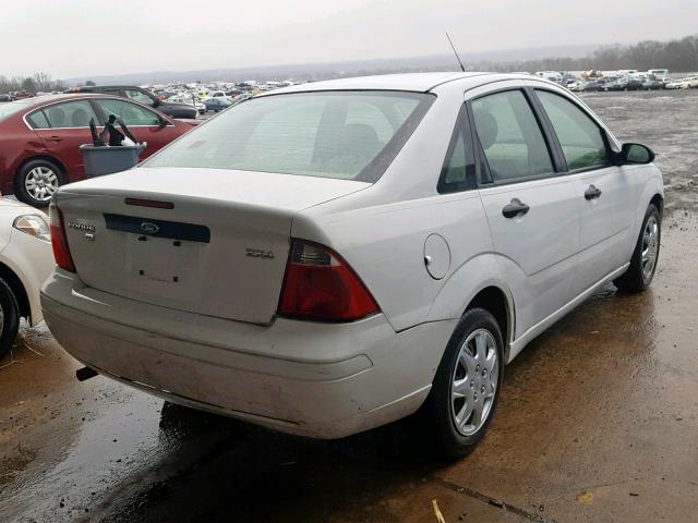 1FAFP34N35W282318 - 2005 FORD FOCUS ZX4 WHITE photo 4