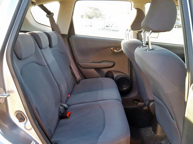 JHMGE88209C000157 - 2009 HONDA FIT GRAY photo 6