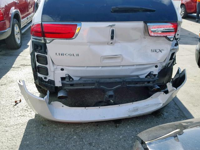 2LMDJ6JKXCBL15084 - 2012 LINCOLN MKX WHITE photo 9