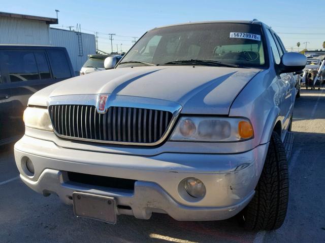5LMEU27A1YLJ25578 - 2000 LINCOLN NAVIGATOR 银色 照片 2