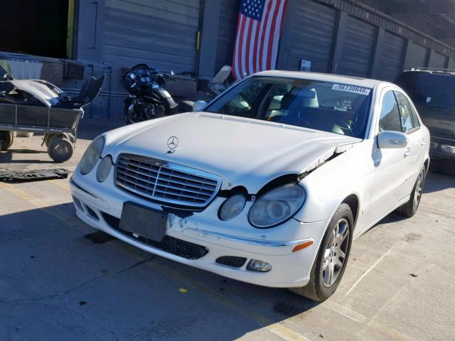 WDBUF65J75A695940 - 2005 MERCEDES-BENZ E 320 WHITE photo 2