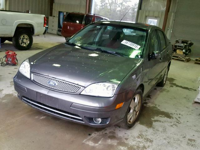 1FAFP38Z35W284115 - 2005 FORD FOCUS ZX4 GRAY photo 2