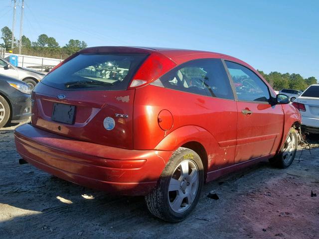 3FAFP31N15R115561 - 2005 FORD FOCUS ZX3 RED photo 4