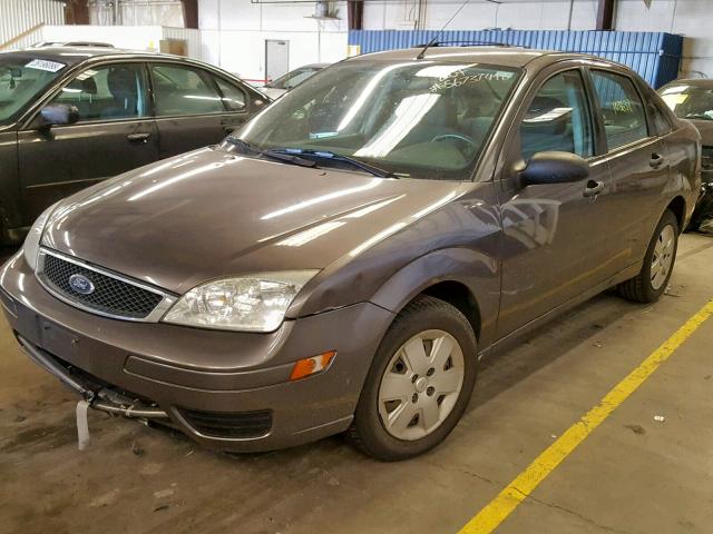 1FAHP34N87W180962 - 2007 FORD FOCUS ZX4 GRAY photo 2