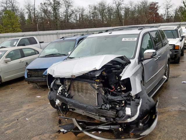 2A4RR6DX8AR186136 - 2010 CHRYSLER TOWN & COU SILVER photo 2