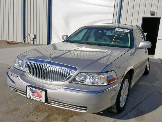 1LNHM82V97Y616317 - 2007 LINCOLN TOWN CAR S SILVER photo 2