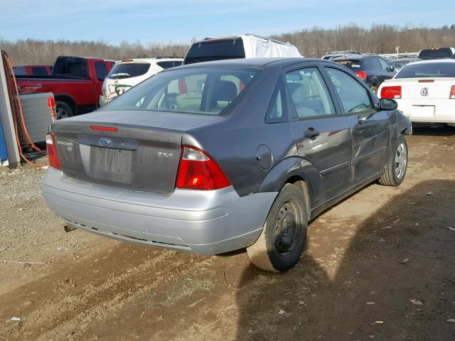 1FAFP34N55W213579 - 2005 FORD FOCUS ZX4 GRAY photo 4