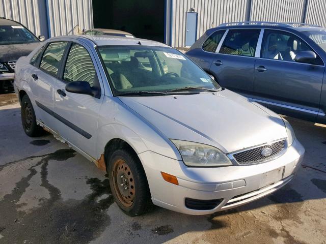 1FAFP34N45W295840 - 2005 FORD FOCUS ZX4 SILVER photo 1