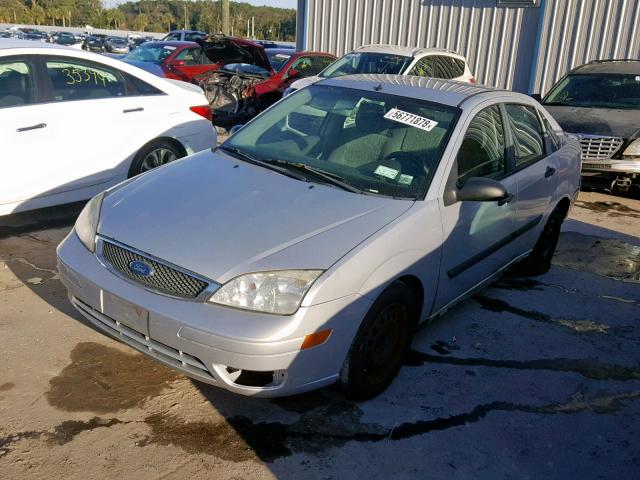 1FAFP34N45W295840 - 2005 FORD FOCUS ZX4 SILVER photo 2