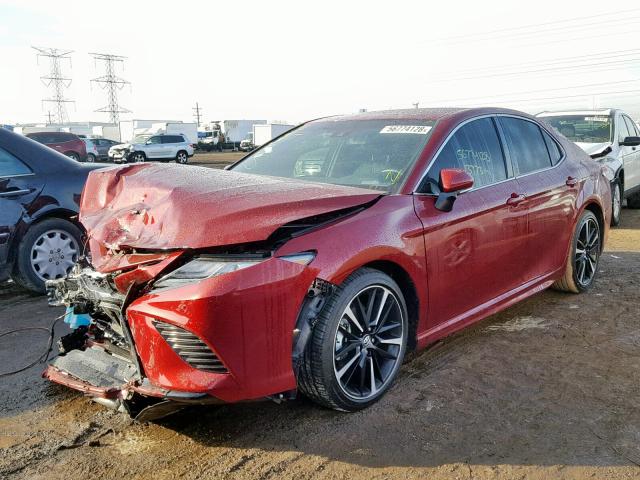 4T1B61HK8JU566769 - 2018 TOYOTA CAMRY XSE RED photo 2