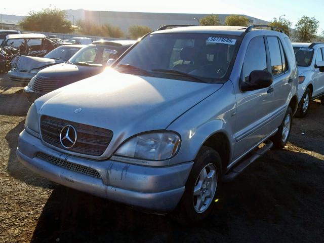 4JGAB54EXYA188447 - 2000 MERCEDES-BENZ ML 320 SILVER photo 2